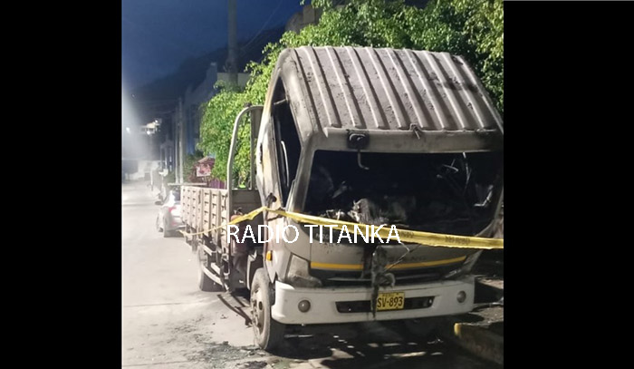 Delincuentes prenden fuego a camión minero en Villa Ampay